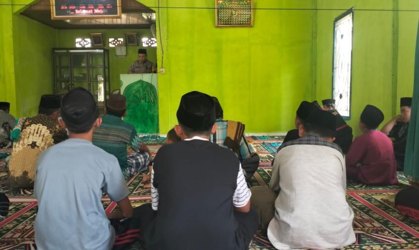 Bhabinkamtibmas Sampaikan Khotbah Jumat di   Masjid Al Hidayah Desa Sebilo 