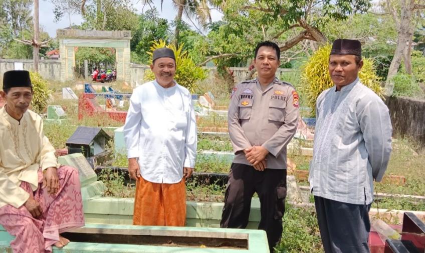 Bhabinkamtibmas Sambang Duka Warga Desa Binaannya yang Meninggal Dunia
