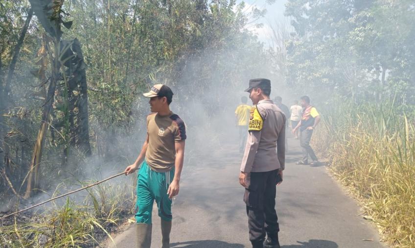 Gerak Cepat, Polsek Bermani Ilir dan Warga Padamkan Kebakaran di Perkebunan