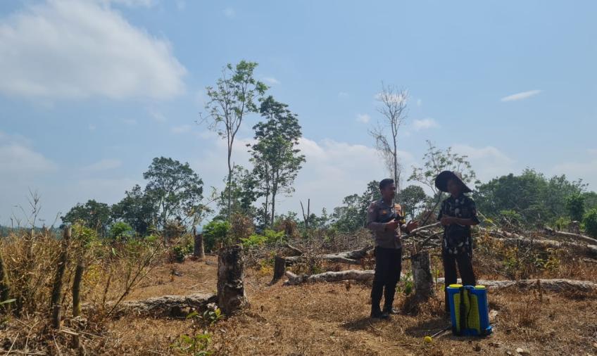 Cegah Kebakaran Hutan dan Lahan, Bhabinkamtibmas  Lakukan Imbauan Karhutla