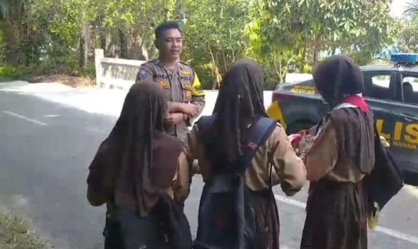 Sambangi Pelajar SMPN 4 Bengkulu Selatan, Bhabinkamtibmas Polsek Kota Manna Sampaikan Polri Sahabat Anak