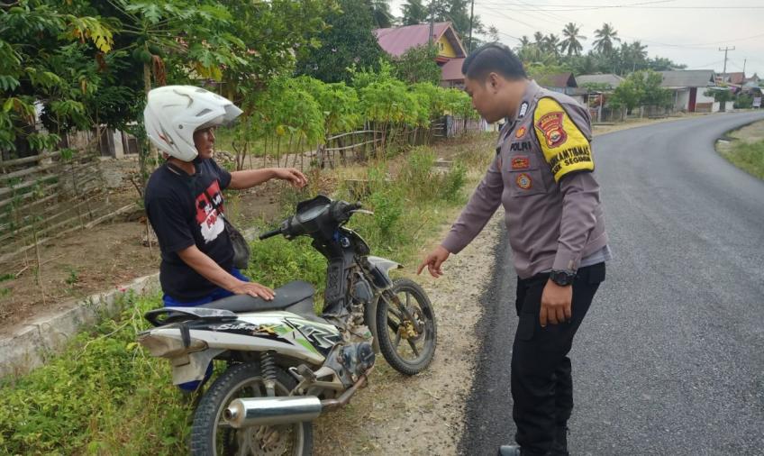 Bhabinkamtibmas Polsek Seginim Sambang Door to Door System Bersama Warga Kecamatan Seginim