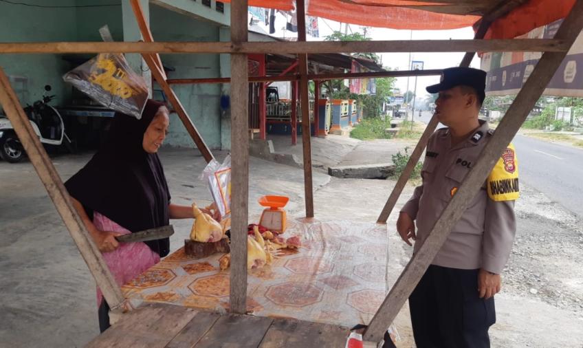 Jaga Kondusifitas Perekonomian, Bhabinkamtibmas Polsek Pino Monitor Penjual Daging Ayam