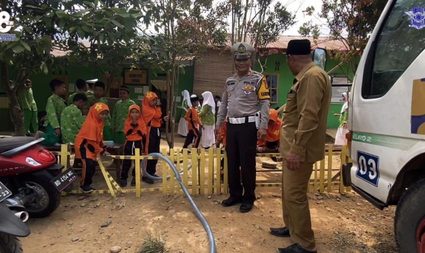 HUT Lalu Lintas Ke-68, Sat Lantas Polres BS Berikan Bantuan Sosial Air Bersih ke Pondok Pesantren Makrifatul Ilmi  