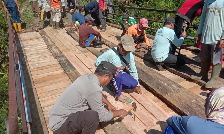 Sambang, Bhabinkamtibmas dan Warga Perbaiki Jembatan Rusak di Desa Mangkurajo