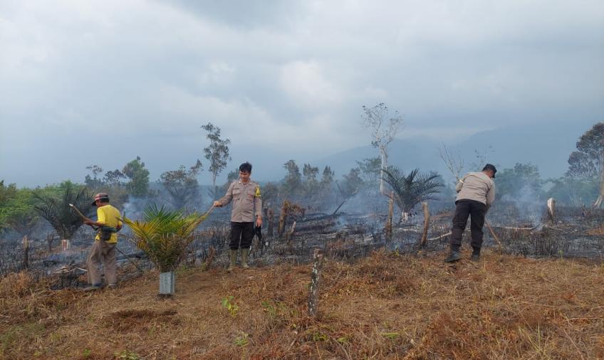 Personel Polsek Lebong Utara Bantu Padamkan Api Karhutla di Desa Ladang Palembang