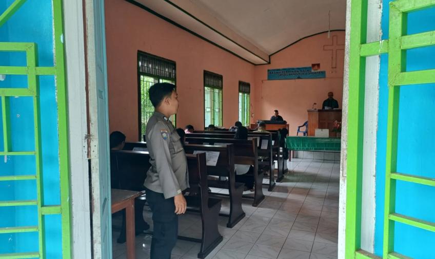Babinkamtibmas Polsek Pino Laksanakan Pengamanan Gereja Ciptakan Kenyamanan Beribadah