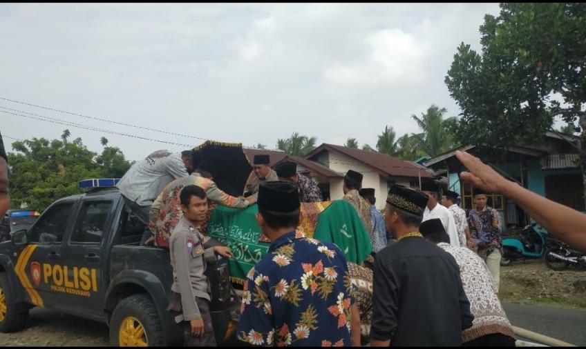 Bhabinkamtibmas Sambng Duka Warganya yang Meninggal 