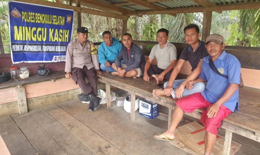 Hadapi Keluhan Secara Langsung, Polsek Manna Laksanakan Minggu Kasih di Kecamatan Manna