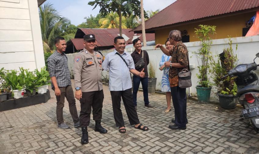Babinkamtibmas Polsek Kota Manna Laksanakan Pengamanan Gereja Ciptakan Kenyamanan Beribadah
