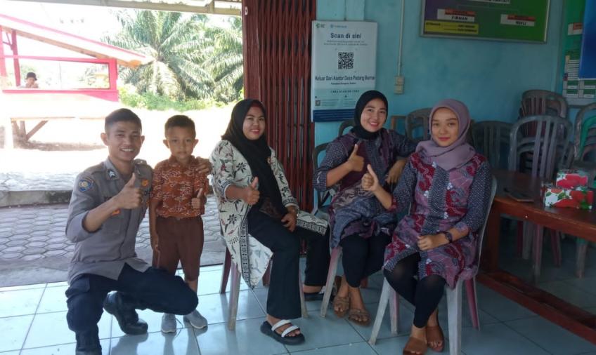 Sambangi Desa Padang Burnai, Bhabinkamtibmas Polsek Manna Berikan Pembinaan dan Penyuluhan Antisipasi Tindak Pidana Kekerasan Terhadap Anak dan Perempuan 