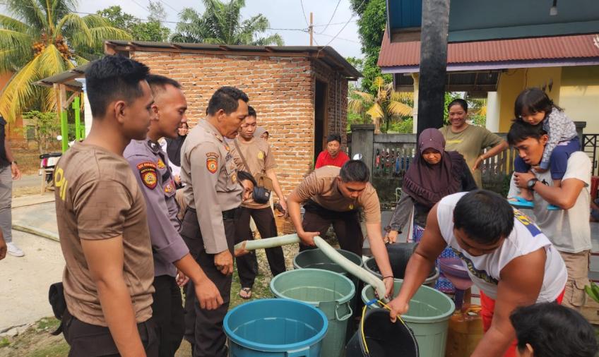 Polri Peduli, Sat Samapta Polres BS Salurkan Bantuan Air Bersih di Wilayah Terdampak Kemarau 