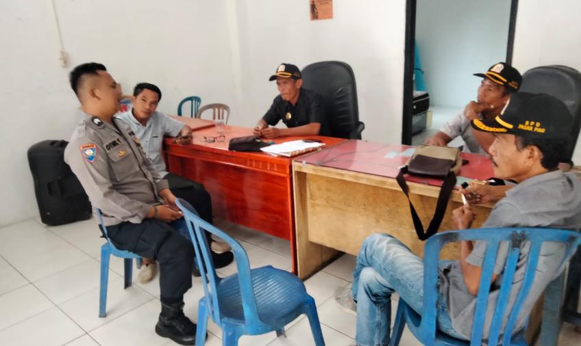 Patroli dan Sambang di Kantor Desa Bhabinkamtibmas Sampaikan Imbauan Kamtibmas
