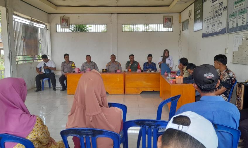 Kapolsek dan Bhabinkamtibmas Polsek Lebong Atas Hadiri Monev DD dan ADD di Desa Tik Teleu