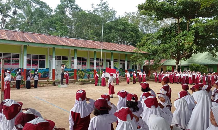 Jadi Pembina Upacara, Bhabinkamtibmas Polsek Lebong Atas Sampaian Pesan Moral Kepala Pelajar