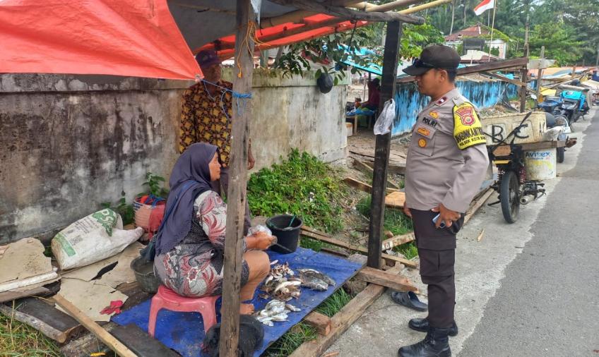 Monitor Situasi Perekonomian, Bhabinkamtibmas Polsek Kota Manna Sambang DDS ke Pasar Ampera  