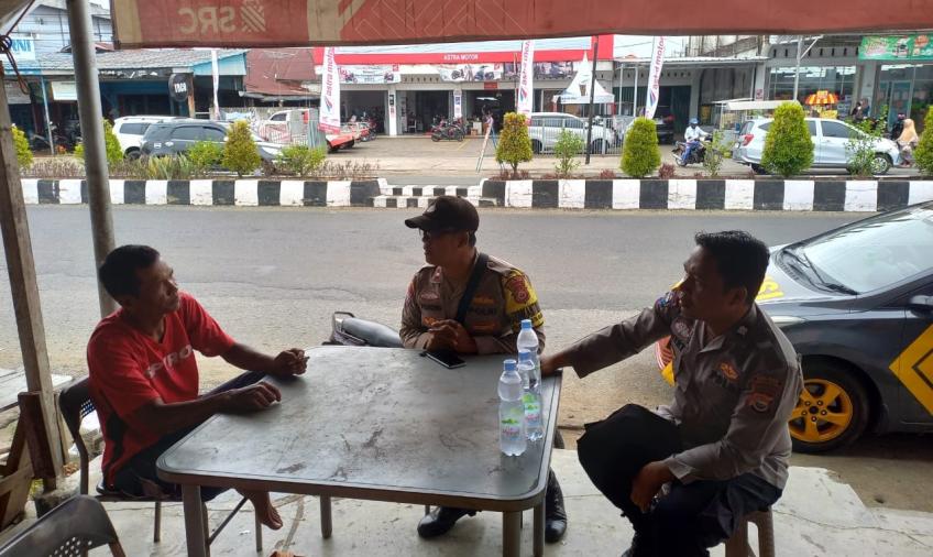 Sambangi Warga Kelurahan Pasar Bawah, Bhabinkamtibmas Polsek Kota Manna Sosialisasi Aplikasi Super APP Polri