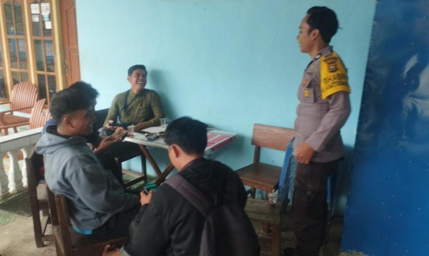 Patroli dan Sambang Humanis di Desa Binaan, Bhabinkamtibmas Sampaikan Pesan Kamtibmas