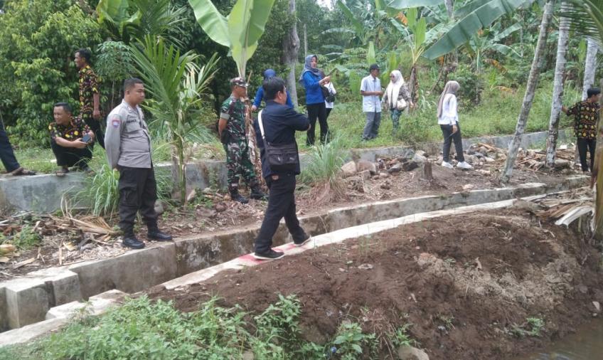 Sambang, Bhabinkamtibmas Hadiri Monev di Desa Suka Bumi