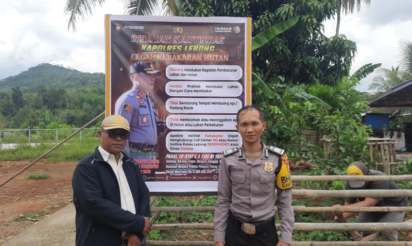 Sambang, Bhabinkamtibmas Polsek Lebong Utara Pasang Spanduk Imbauan Cegah Karhutla
