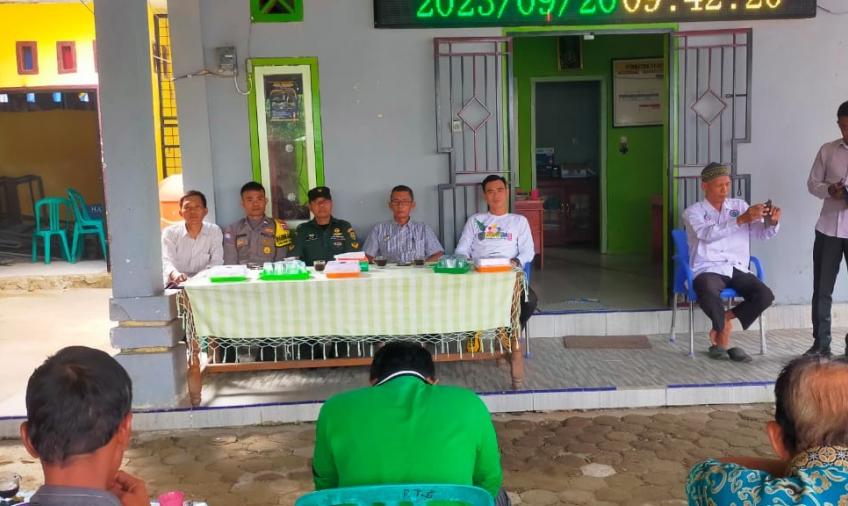 Bhabinkamtibmas Polsek Kedurang Hadiri Sertifikasi Peningkatan Jalan Rabat Beton di Desa Binaannya