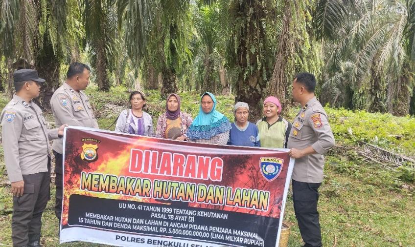 Cegah Karhutla Sat Binmas Polres Bengkulu Selatan Laksanakan Imbauan di Desa Tanjung Eran