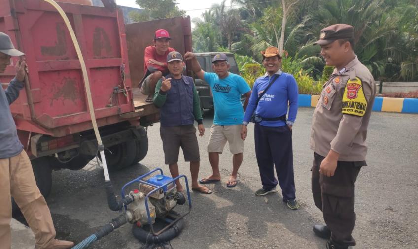 Polsek Kota Manna Berikan Bantuan Sosial Air Bersih Kepada Warga Kelurahan Tanjung Mulia 