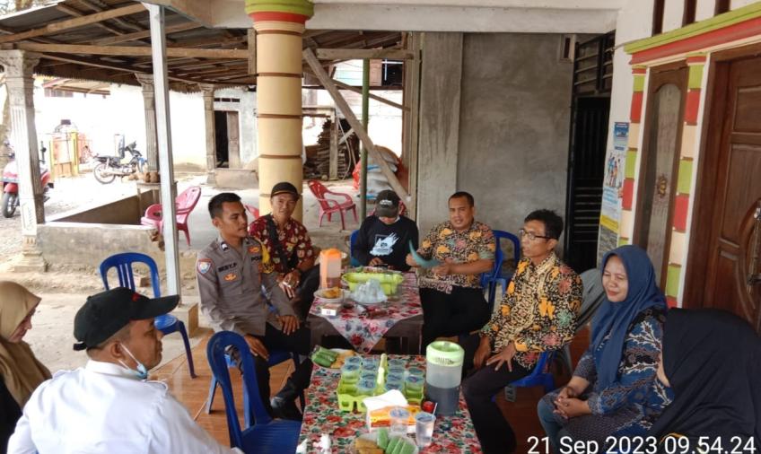 Polsek Padang Guci Hulu Laksankan Monev Pengunaan Dana Desa dan ADD Tahun 2023 du Desa Cokoh Betung