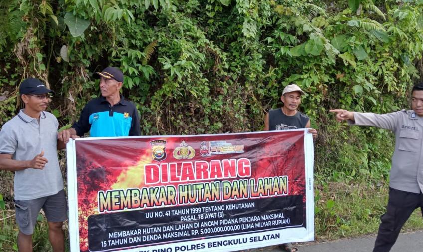 Bhabinkatibmas Polsek Pino, Sambangi Warga dan Berikan Imbauan Agar Mencegah Karhutlah