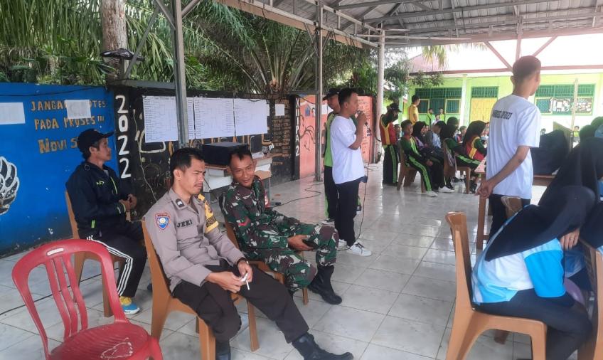 Personel Polsek Talo Lakukan Pengamanan Kegiatan O2SN di SMAN 02 Seluma 
