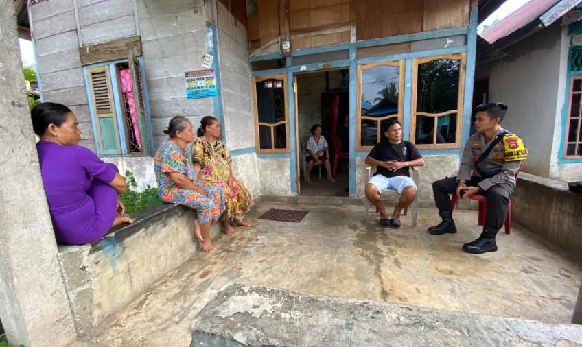 Sambangi Desa Suka Rami, Bhabinkamtibmas Berikan Pembinaan dan Penyuluhan Antisipasi Tindak Pidana Kekerasan Terhadap Anak dan Perempuan 