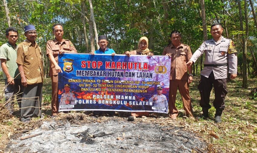 Sambangi Warga Padang Jawi, Bhabinkatibmas Polsek Manna Berikan Imbauan Cegah Karhutla