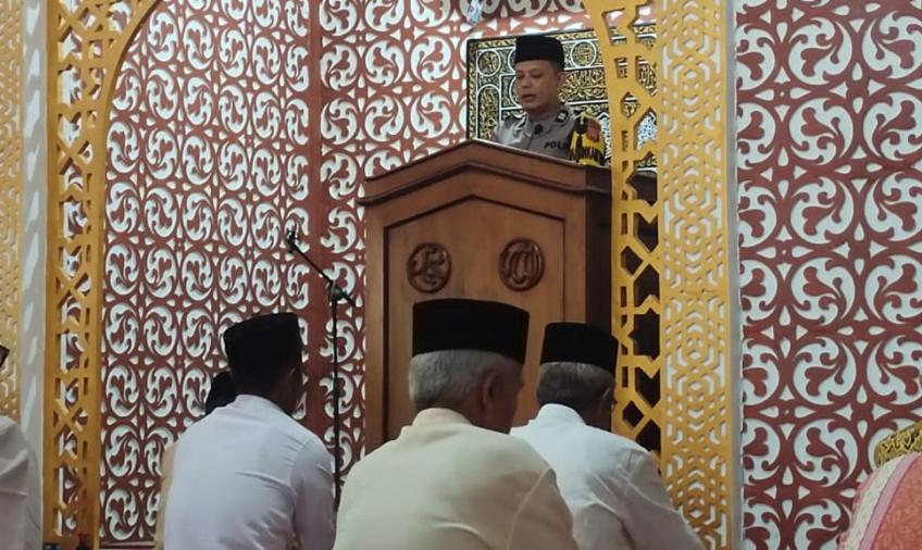 Bhabinkamtibmas Sampaikan Khotbah Jumat di  Masjid Jamik Desa Ulak Lebar 