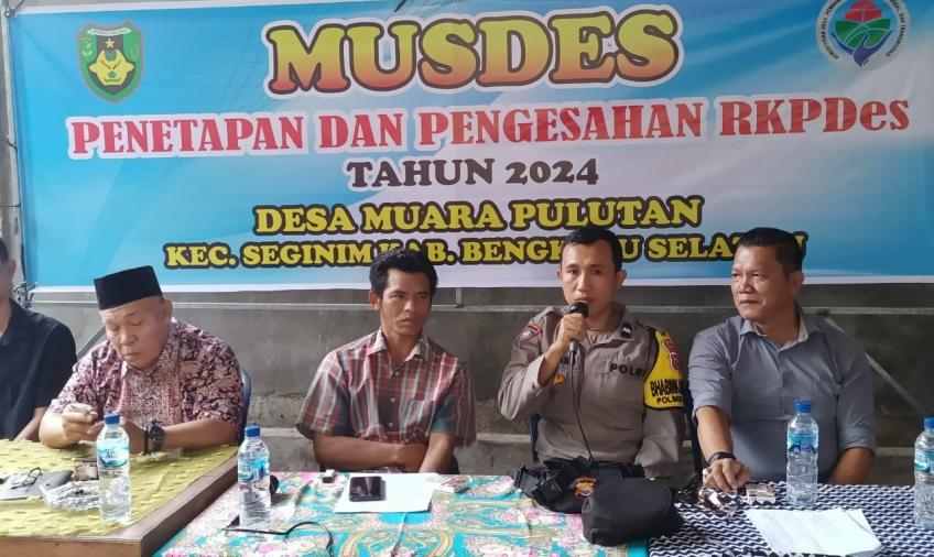 Bengkulu Selatan – Bhabinkamtibmas Polsek Seginim mewakili Kapolsek Seginim Polres Bengkulu Selatan Polda Bengkulu, Aipda Rahmad Hidayat, S.H., menghadiri Musyawarah Penetapan dan Pengesahan RKPDes Tahun 2024 desa Muara Payang Kecamatan Seginim kabupaten Bengkulu Selatan, Sabtu (30/09/23).  Kegiatan Musyawarah Penetapan dan Pengesahan RKPDes Tahun 2024 dengan anggaran dari Dana Desa sudah berada pada Batas Waktu yang telah diatur dalam Undang undang, yang berlaku kepada semua desa yang menerima Dana Desa da