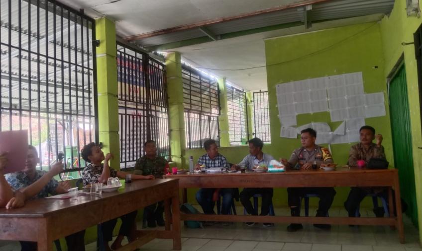 Awasi Program Desa, Bhabinkamtibmas Polsek Pino Raya Hadiri Musyawarah Penambahan Dana Desa Tahun 2023