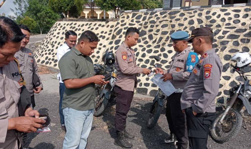 Usai Apel Pagi, Kapolsek Batiknau Cek Kelengkapan Personel