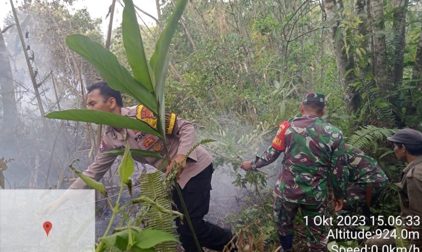 Sigap, Bhabinkamtibmas Bersama Babinsa dan Warga Padamkan Api di Bermani Ulu