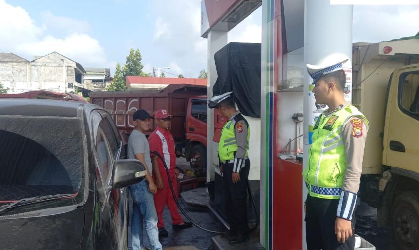 Sat Lantas Polres BS, Gelar Pengatran Lalin Antrian Pendistribusian BBM, Guna Wujudkan Kamseltibcar Lantas  