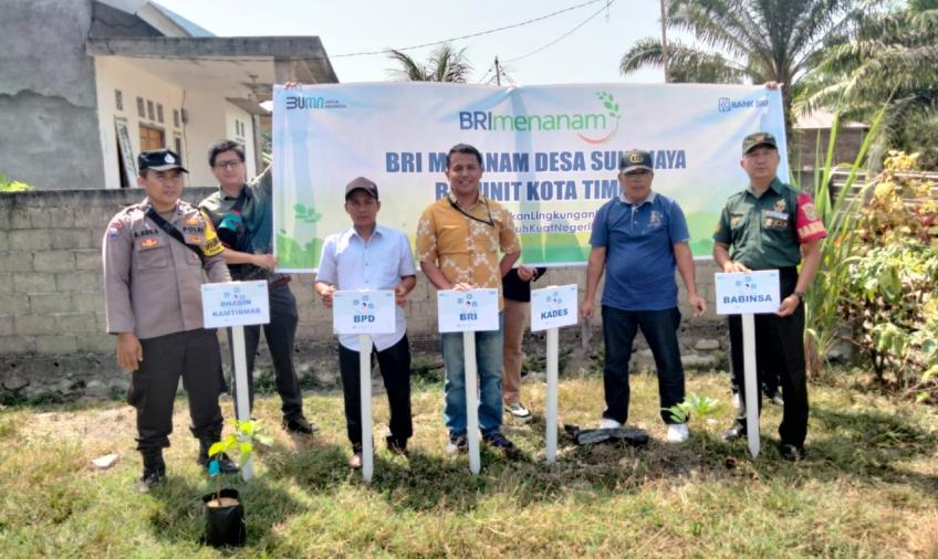 Bhabinkamtibmas Polsek Kedurang Hadiri  Giat Penanaman Pohon oleh BRI di desa Binaan