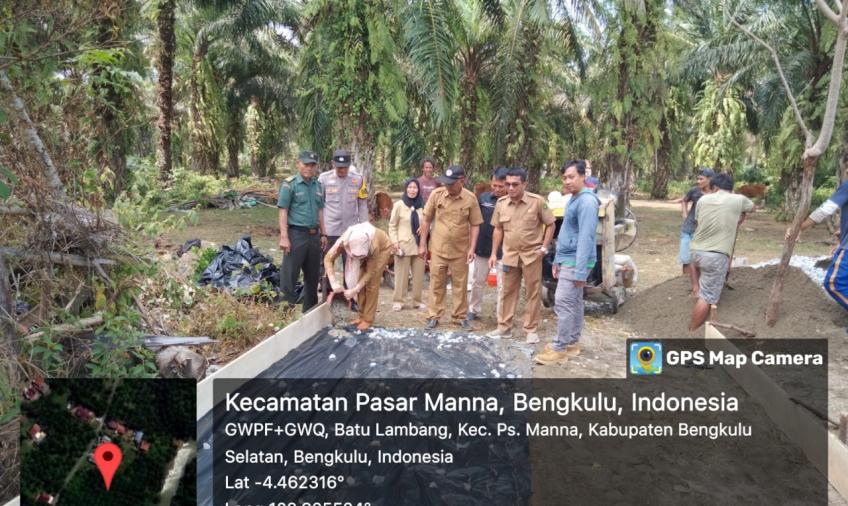 Bhabinkamtibmas Polsek Kota Manna Hadiri Peletakan Batu Pertama Pembangunan Jalan Rabat Beton 