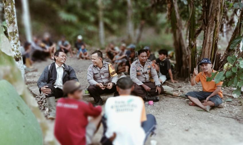 Bhabinkamtibmas Polsek Pino Hadiri Kegiatan Membersihkan TKP Pembunuhan Secara Adat di Desa Binaanya