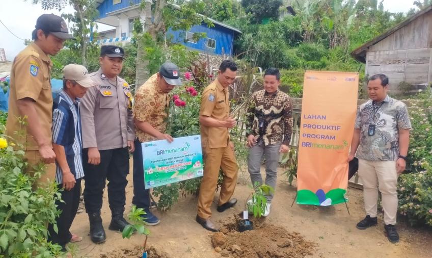 Dukung Program Desa Binaan, Bhabinkamtibmas Hadiri Penyaluran Bibit Pohon