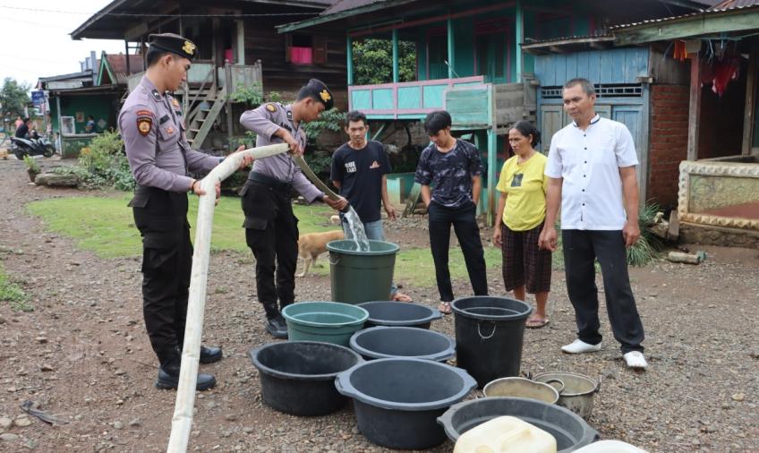 Peringati HUT Humas Polri Ke-72, Polres Kepahiang Salurkan Air Bersih
