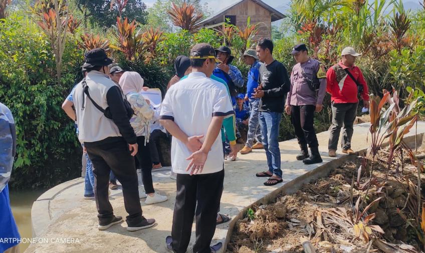 Berikan Pendampingan, Bhabinkamtibmas Polsek Rimbo Pengadang Hadiri Monev JUT di Desa Talang Baru 2