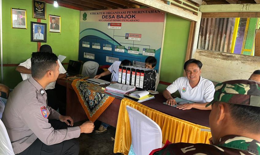Bhabinkamtibmas Polsek Rimbo Pengadang Hadiri Monev DD dan ADD Tahap 2 di Desa Bajok