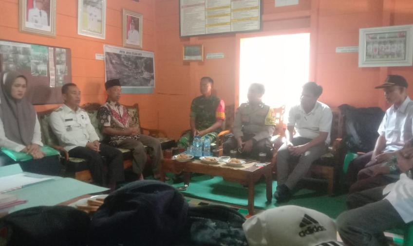Sambang, Bhabinkamtibmas Polsek Rimbo Pengadang Hadiri Monev DD dan ADD Tahap 2 di Desa Teluk Dien
