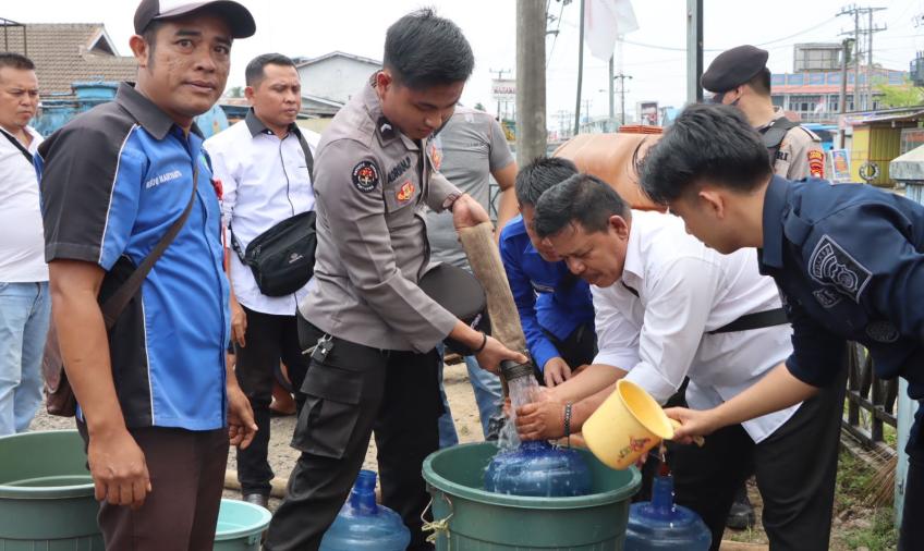 Polres Lebong Salurkan 8000 Liter Air Bersih Kepada Warga di 4 Kelurahan