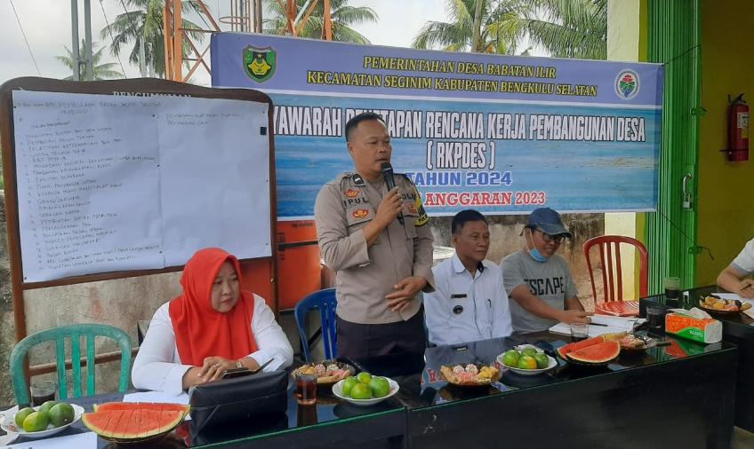 Bhabinkamtibmas Polsek Seginim Menghadiri Musyawarah Penetapan dan Pengesahan Pembagunan Tahun 2024