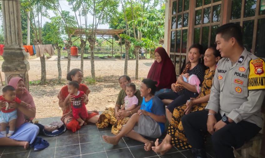Bhabinkamtibmas Polsek Kedurang Sambangi Desa Nanjungan Berikan Pembinaan dan Penyuluhan Antisipasi Tindak Pidana 