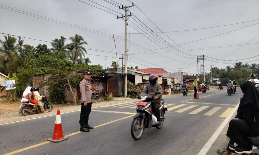 Tingkatkan Keamanan Lalu Lintas, Polsek Talang Empat Gelar Pengaturan Lalin di Depan SDN 01 Benteng